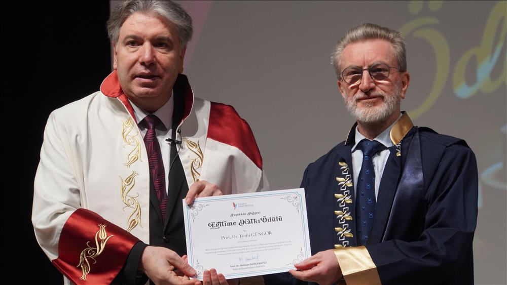 Bölüm Öğretim Üyemiz Prof. Dr. Fethi Güngör’e 2025 Yılı Eğitime Katkı Ödülü Takdim Edildi