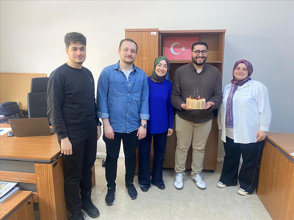 Doktora Tezini Bitiren Öğretim Elemanımıza Tebrik